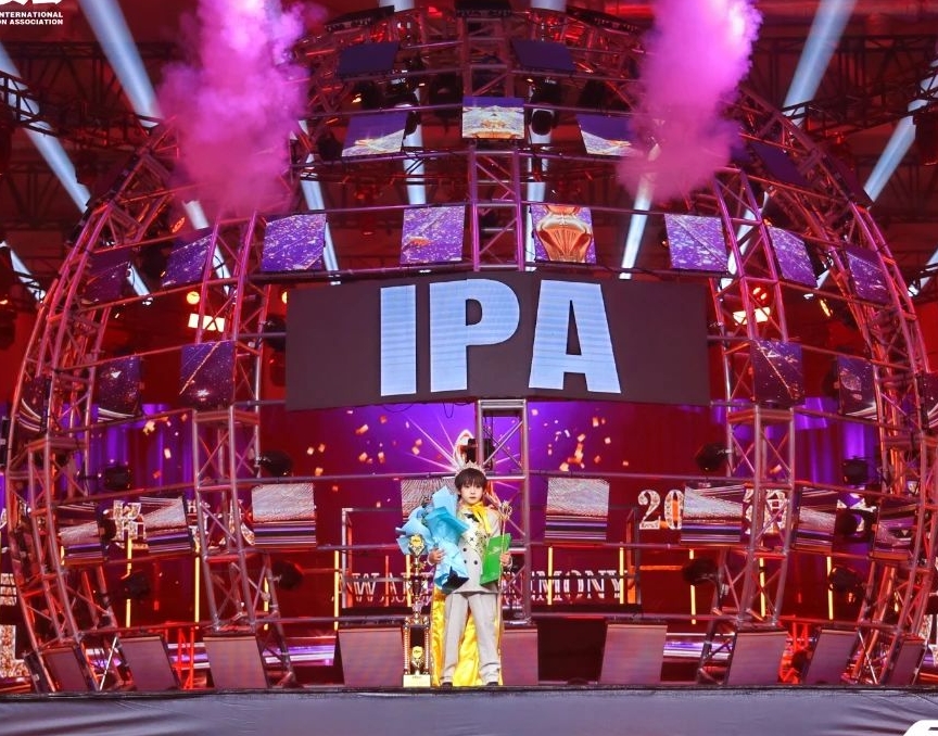 荣耀时刻！华仁轩问鼎第八季 SZ 少儿时尚周 全球人气总冠军！